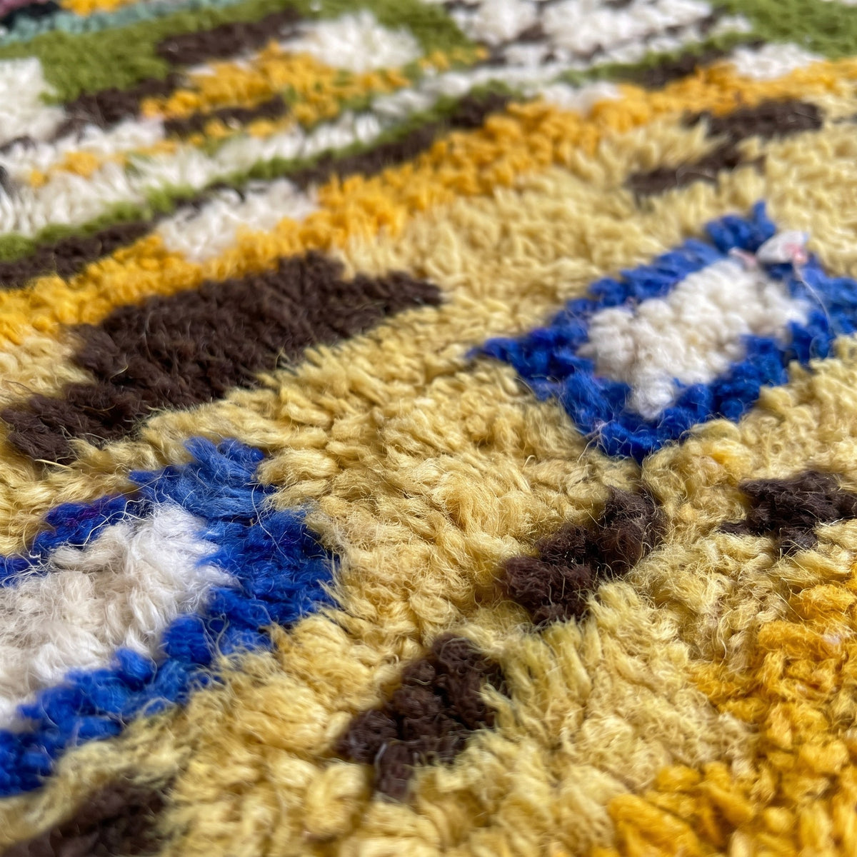 Gros plan sur un motif du tapis de couloir berbère Kerdous, couloir en cinq bandes de haut en bas