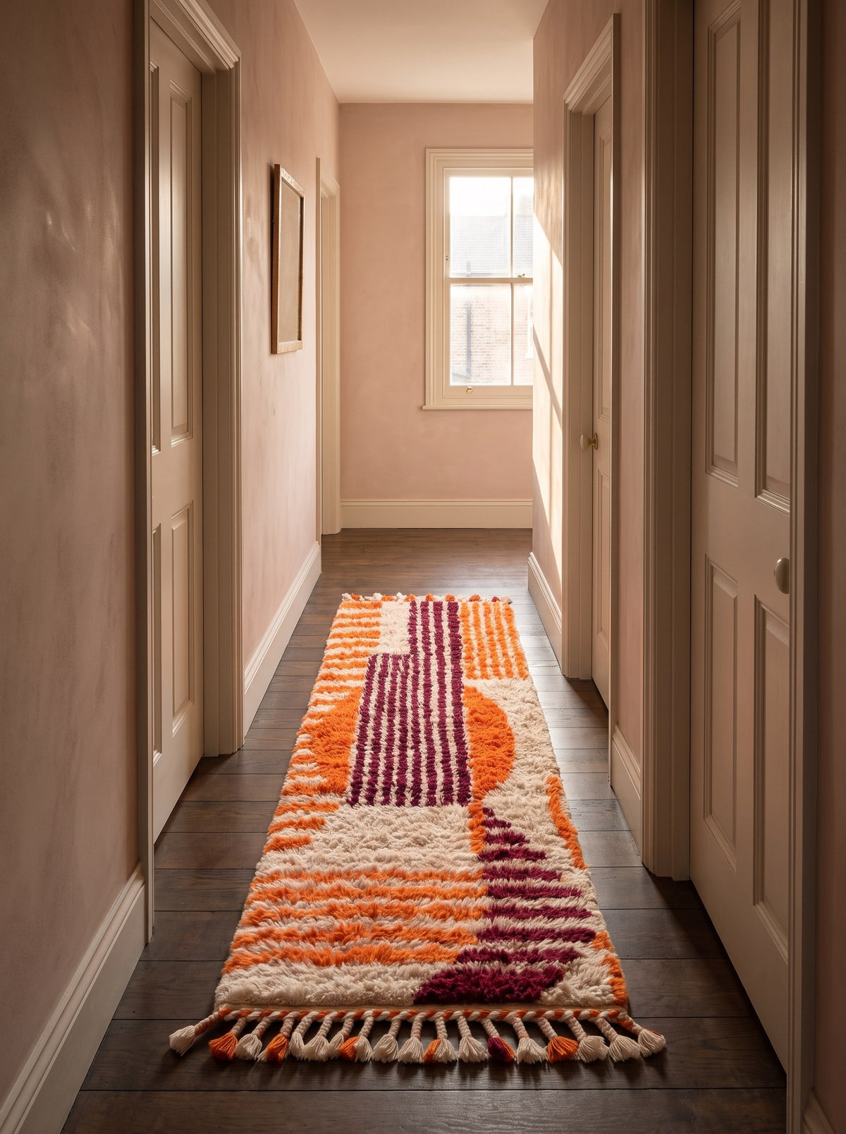 Tapis de couloir berbère graphique orange et bordeaux Melgad dans un troisième couloir, noué main au Maroc