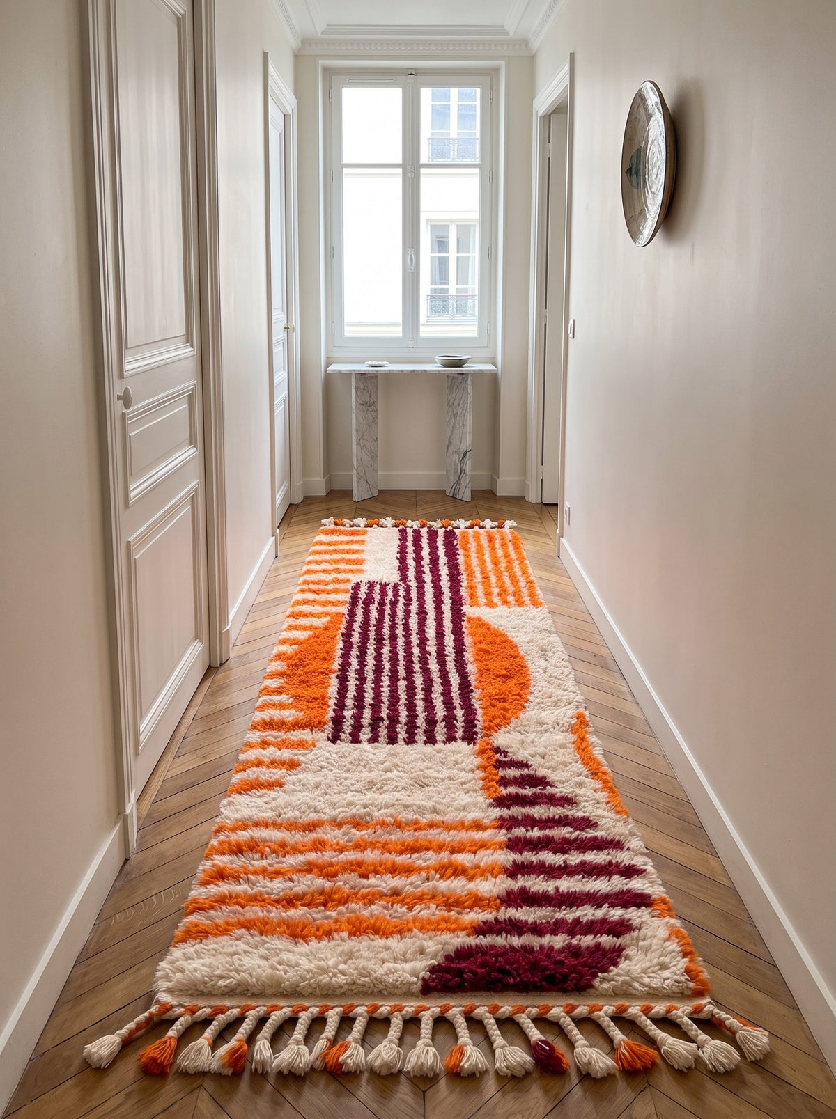 Tapis de couloir berbère graphique orange et bordeaux Melgad dans un couloir, noué main au Maroc