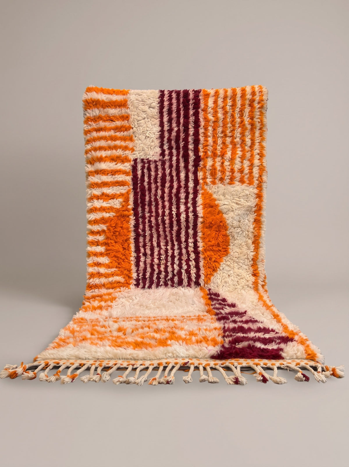 Tapis de couloir berbère graphique orange et bordeaux Melgad suspendu, pièce unique nouée main au Maroc