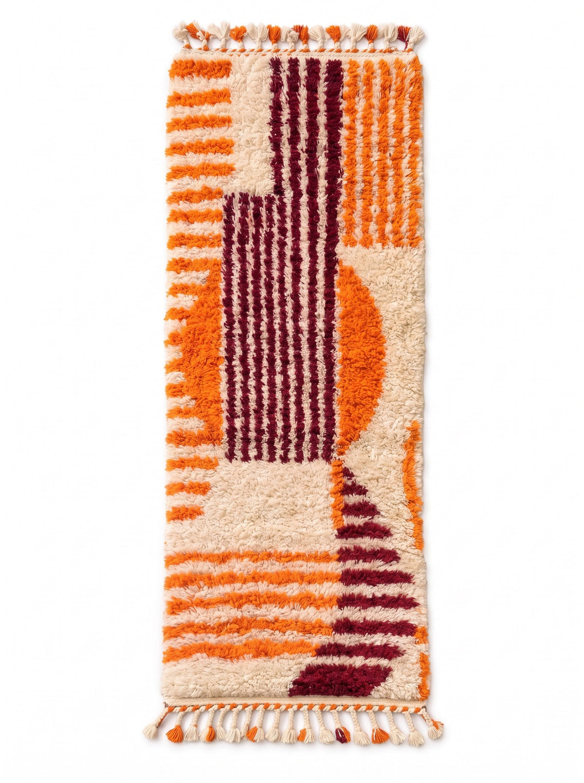 Tapis de couloir berbère graphique orange et bordeaux Melgad vu à plat, couloir écru à poil long, en haut rayures orange