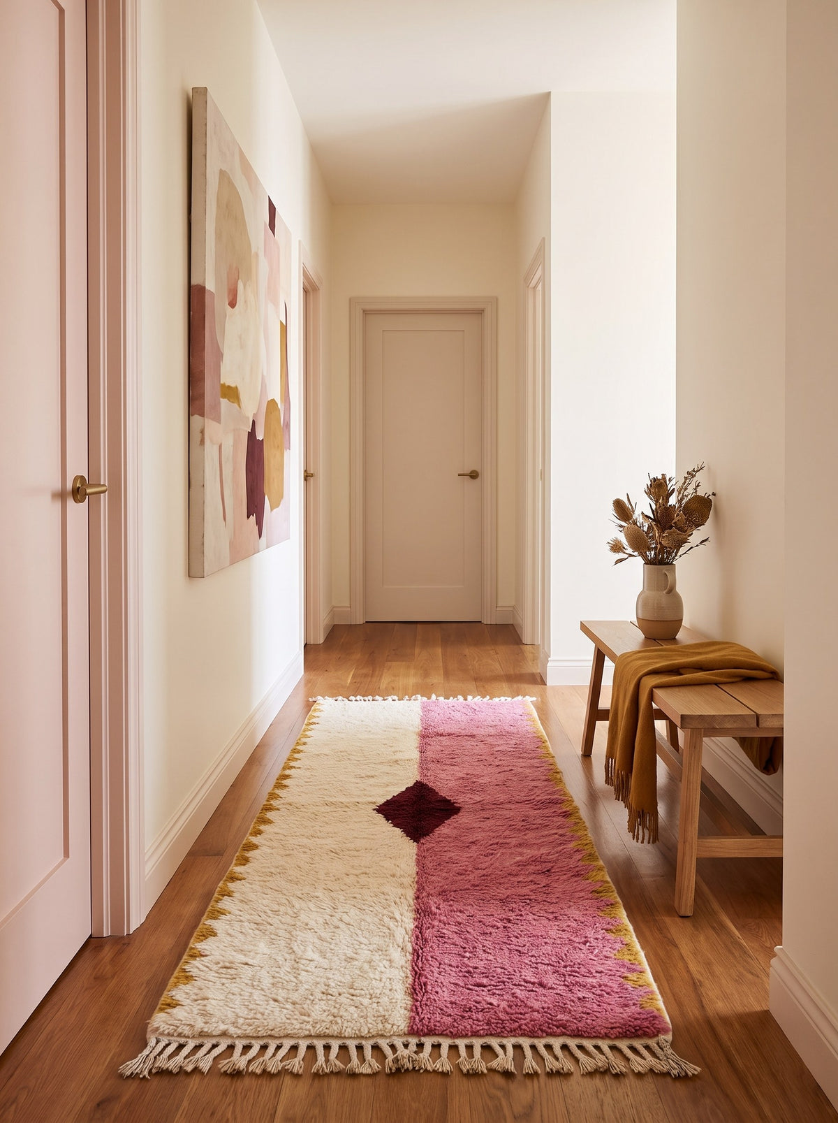 Tapis de couloir berbère graphique rose et blanc Tadsa dans un couloir, noué main au Maroc