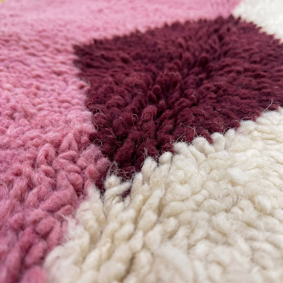 Gros plan sur un motif du tapis de couloir berbère Tadsa, couloir à poil long en deux moitiés verticales