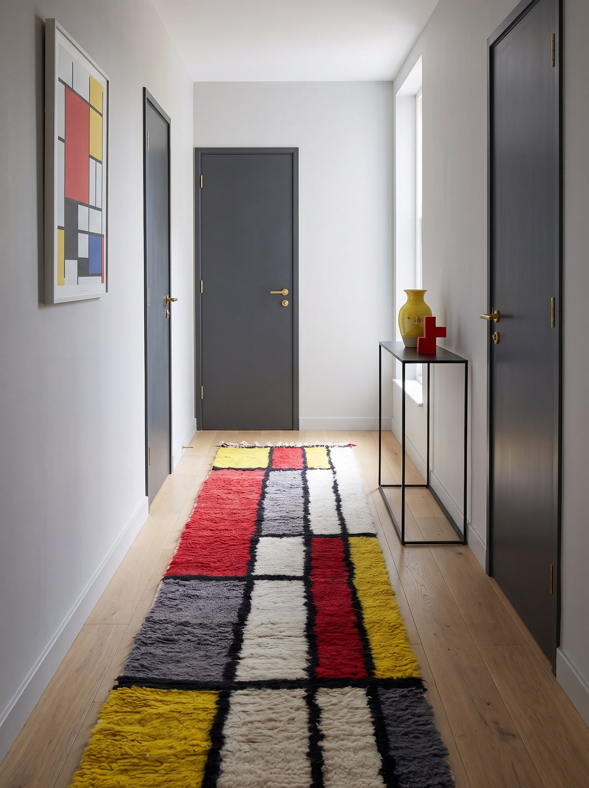 Tapis de couloir berbère graphique rouge et jaune Azetta dans un autre couloir, noué main au Maroc