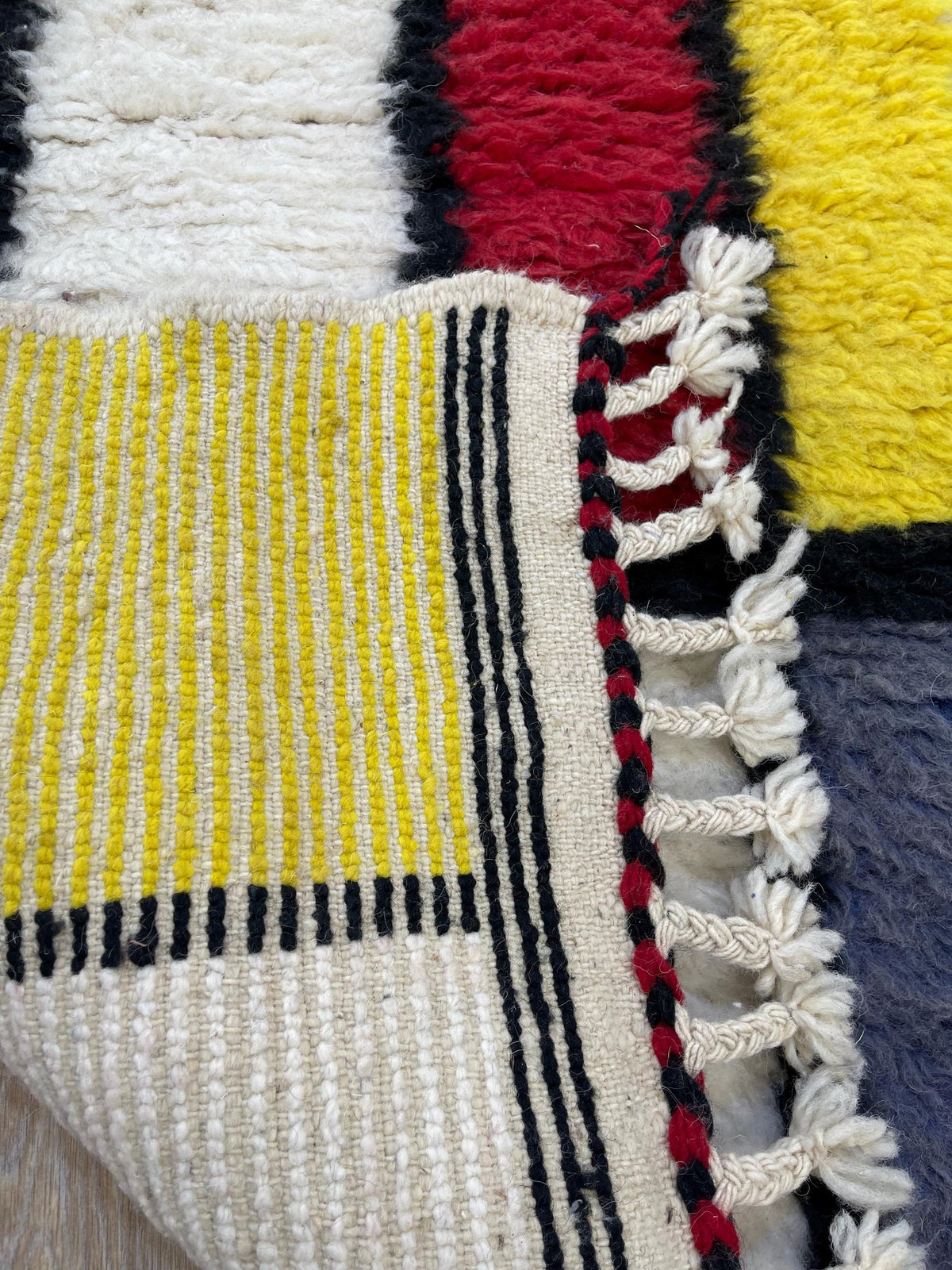 Gros plan sur l'envers du tapis de couloir berbère Azetta, nœuds visibles sur la chaîne de coton, sans dossier