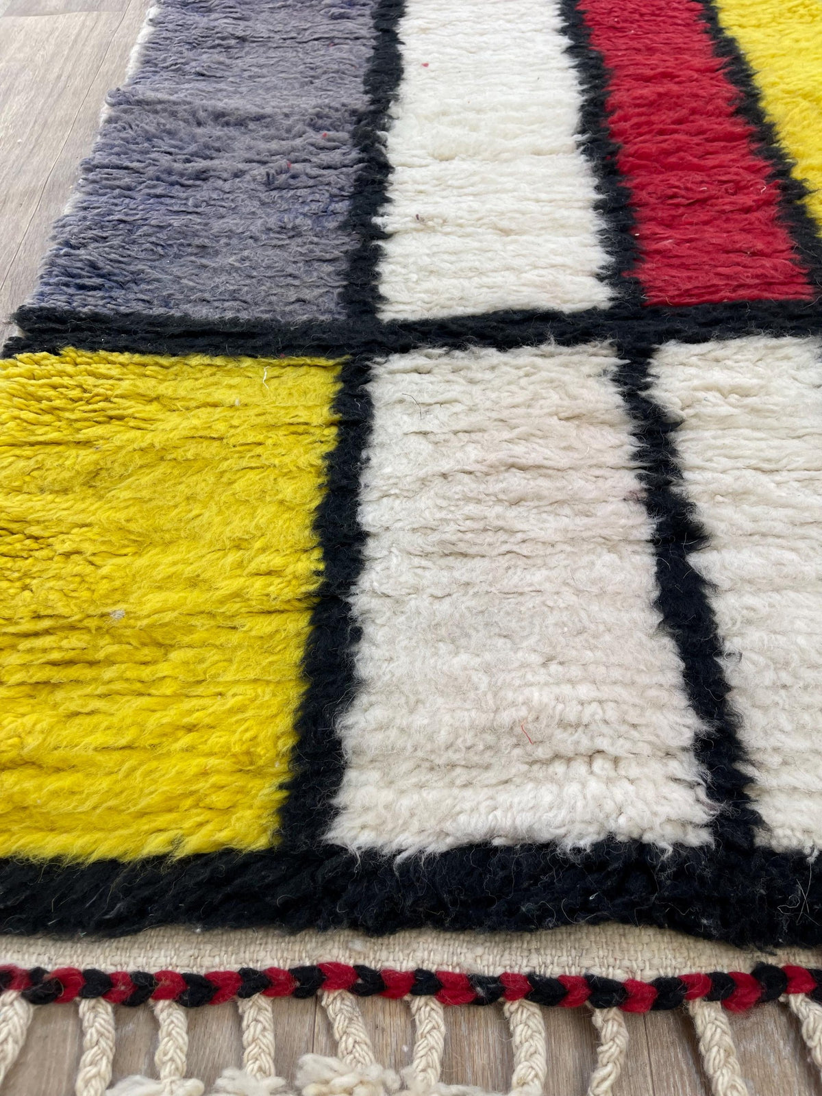 Gros plan sur les franges du tapis de couloir berbère Azetta, écrues nouées, nouées à la main