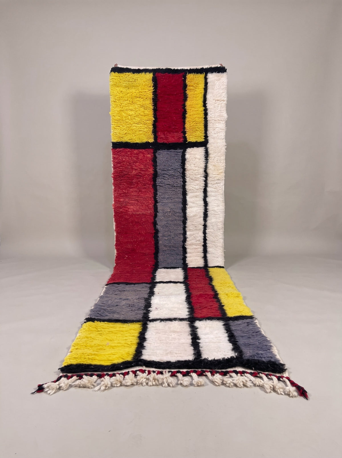 Tapis de couloir berbère graphique rouge et jaune Azetta suspendu, pièce unique nouée main au Maroc