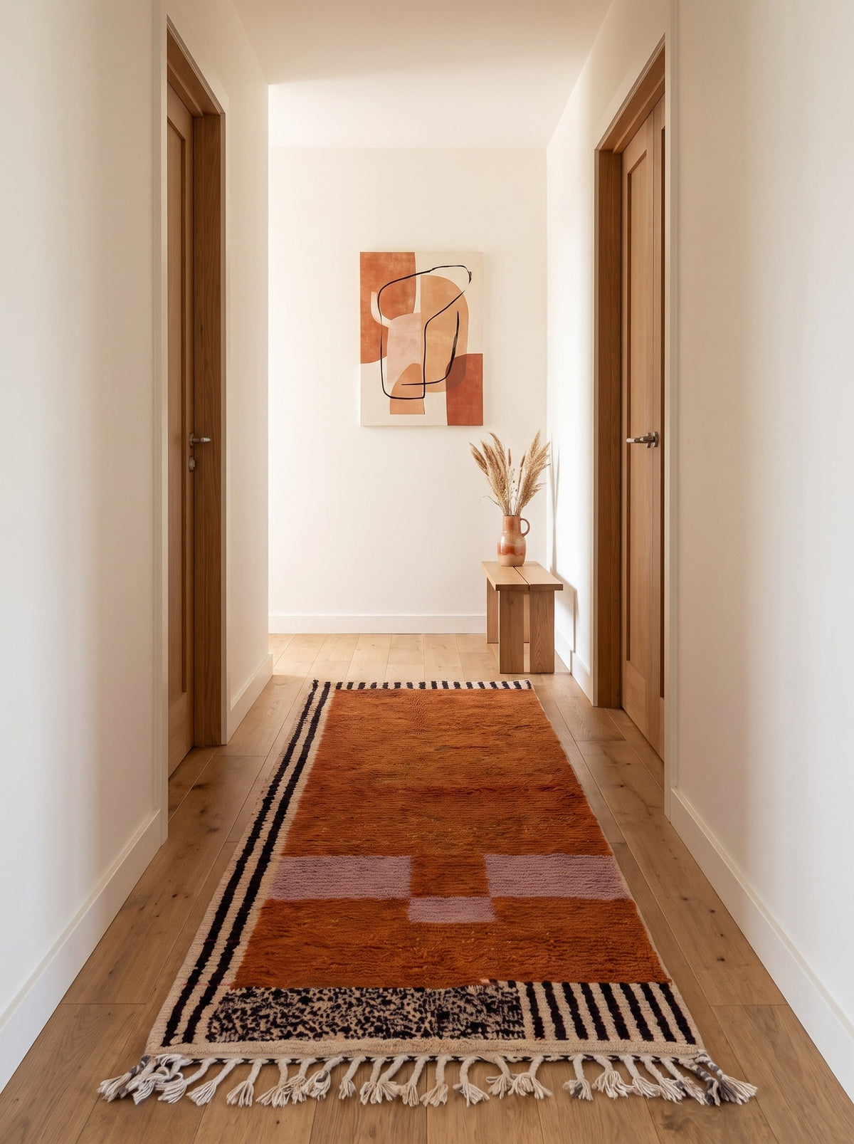 Tapis de couloir berbère graphique terracotta Boumalne dans un couloir, noué main au Maroc