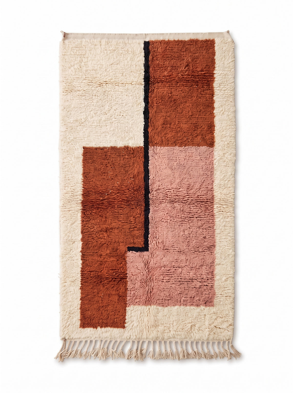 Tapis de couloir berbère graphique terracotta et rose Dalzira vu à plat, couloir écru poil long à large marge