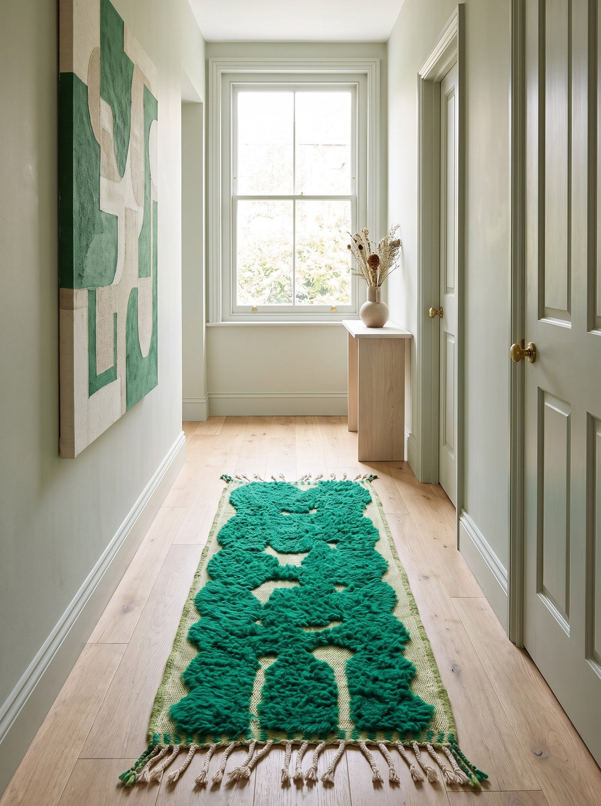 Tapis de couloir berbère graphique vert émeraude Balissa dans un autre couloir, noué main au Maroc
