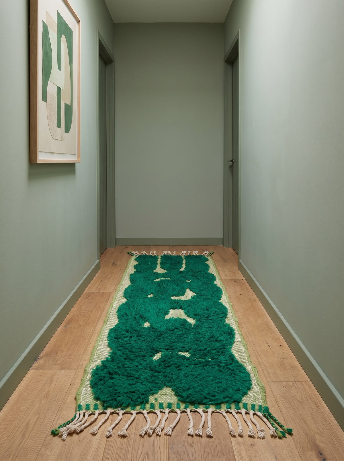 Tapis de couloir berbère graphique vert émeraude Balissa dans un couloir, noué main au Maroc