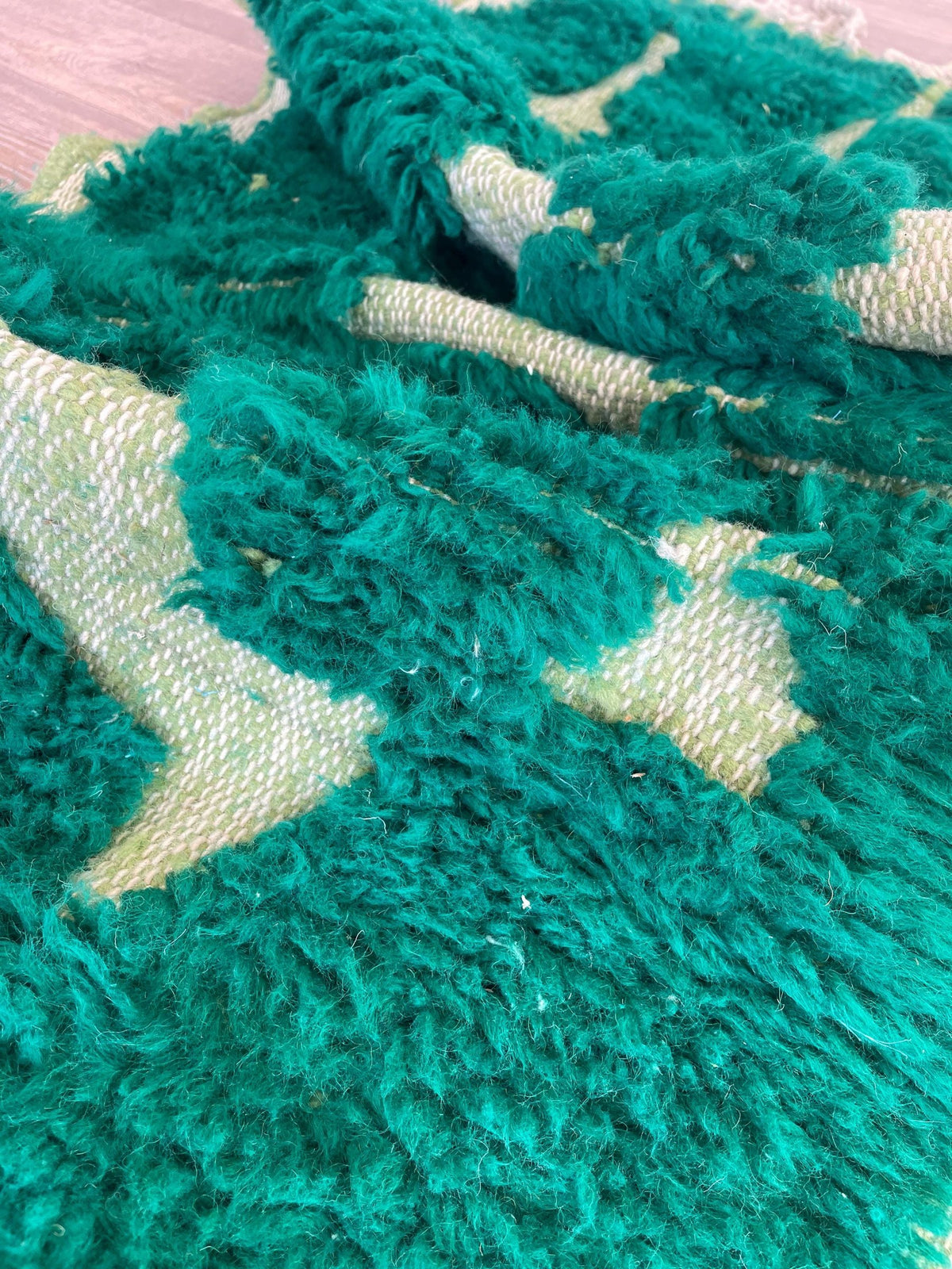 Gros plan sur la laine du tapis de couloir berbère Balissa, nœuds serrés et tracé du motif de près