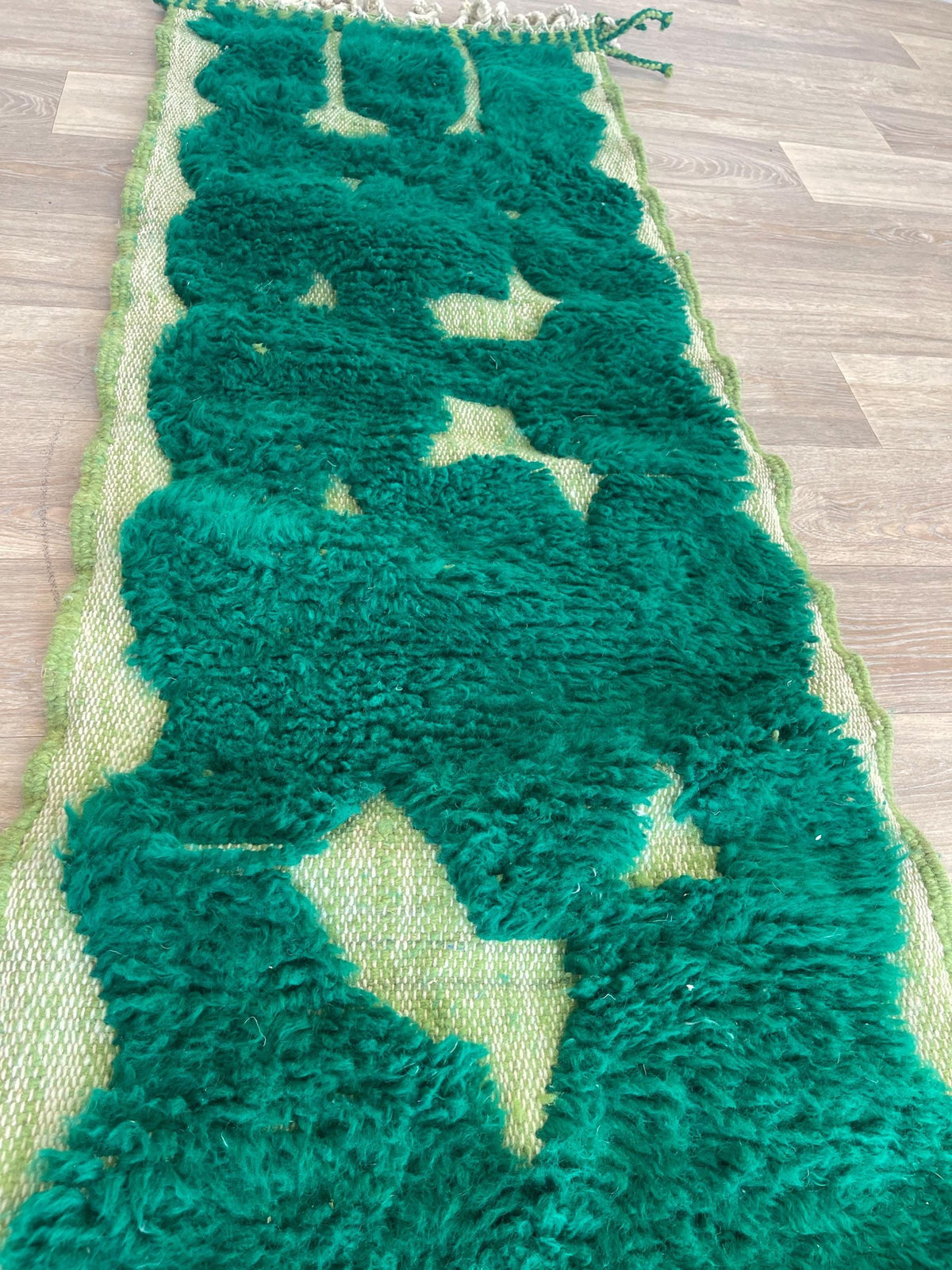 Gros plan sur un détail du tapis de couloir berbère Balissa, tracé irrégulier du motif fait main