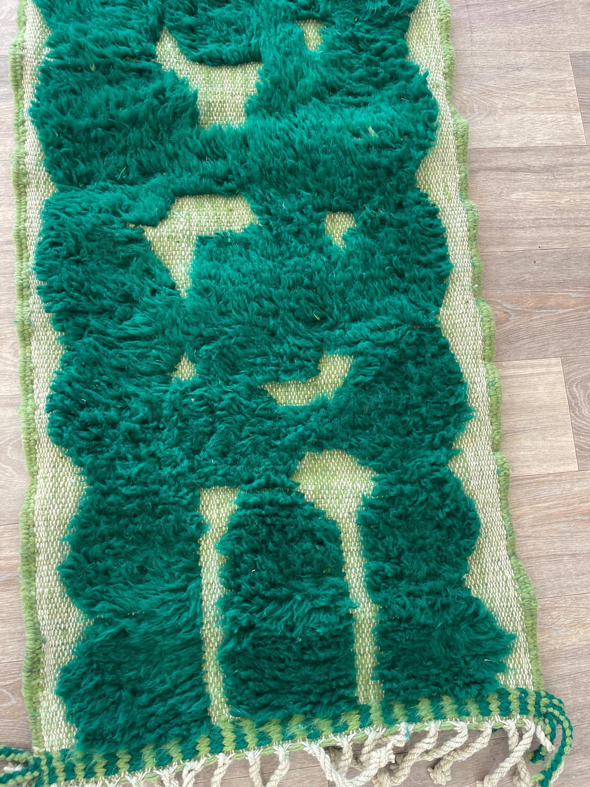 Gros plan sur un détail du tapis de couloir berbère Balissa, nuances de la laine et du motif de près