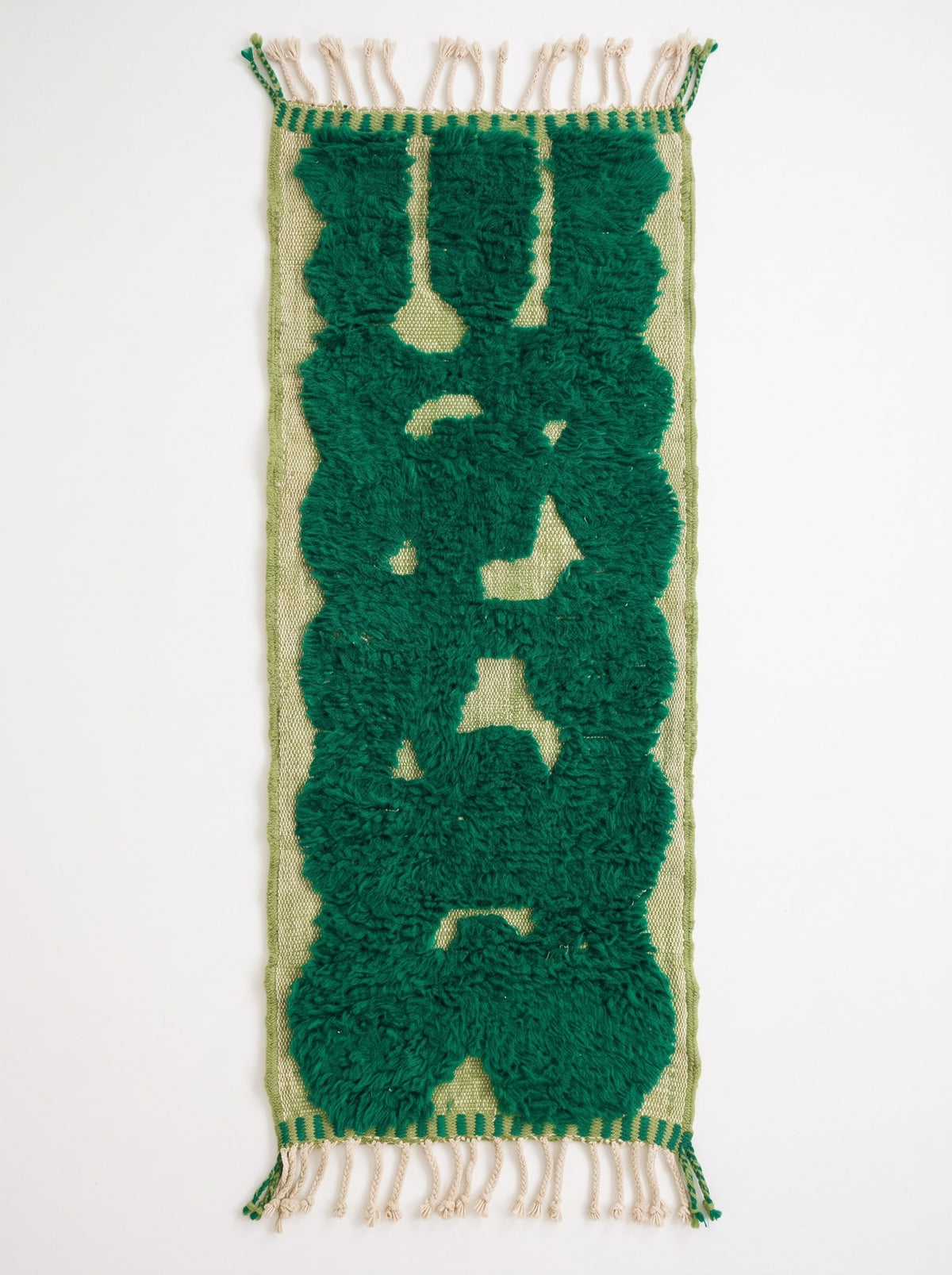 Tapis de couloir berbère graphique vert émeraude Balissa vu à plat, couloir vert émeraude à poil long découpé en formes libres
