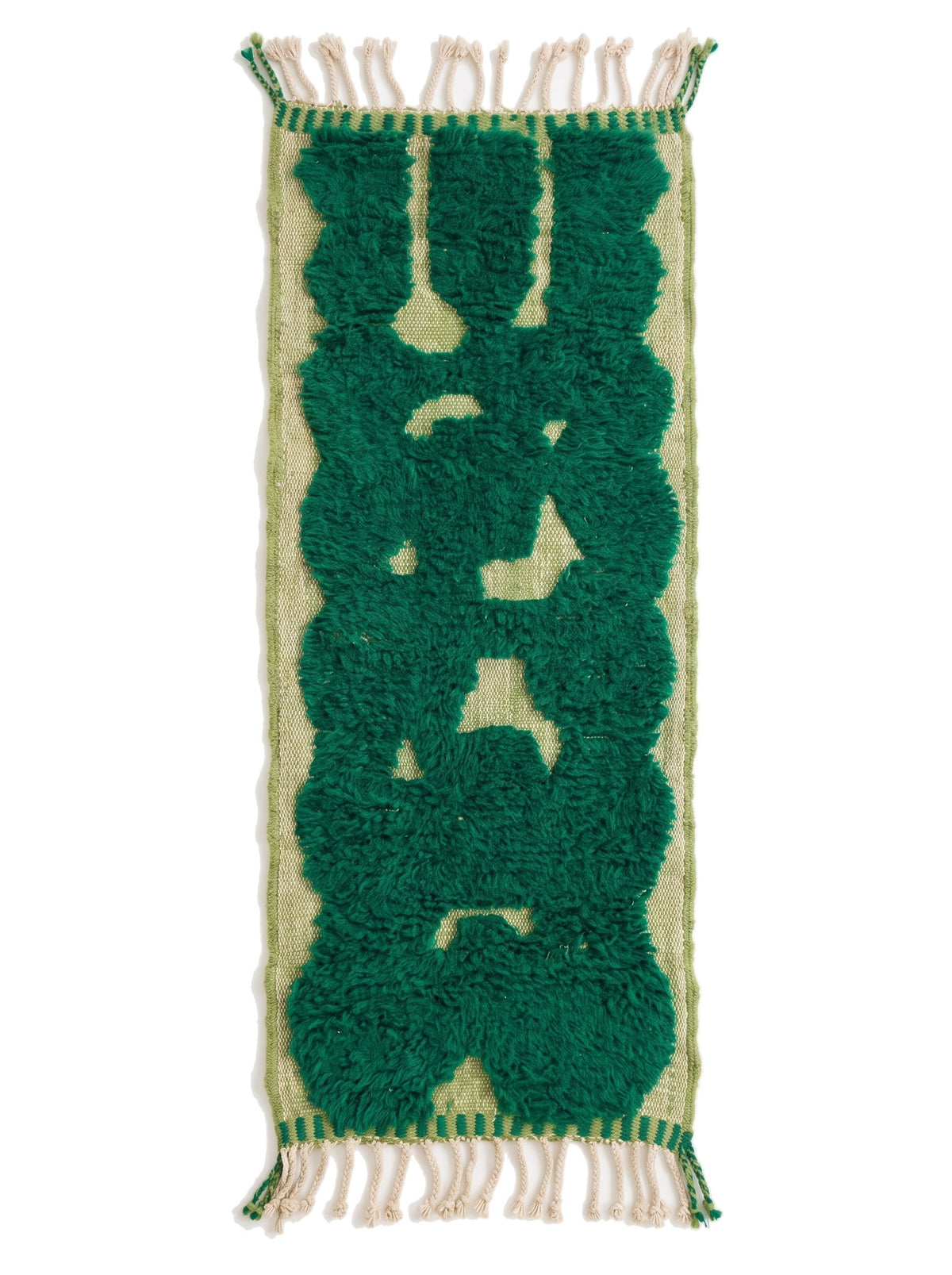 Tapis de couloir berbère graphique vert émeraude Balissa vu à plat, couloir vert émeraude à poil long découpé en formes libres