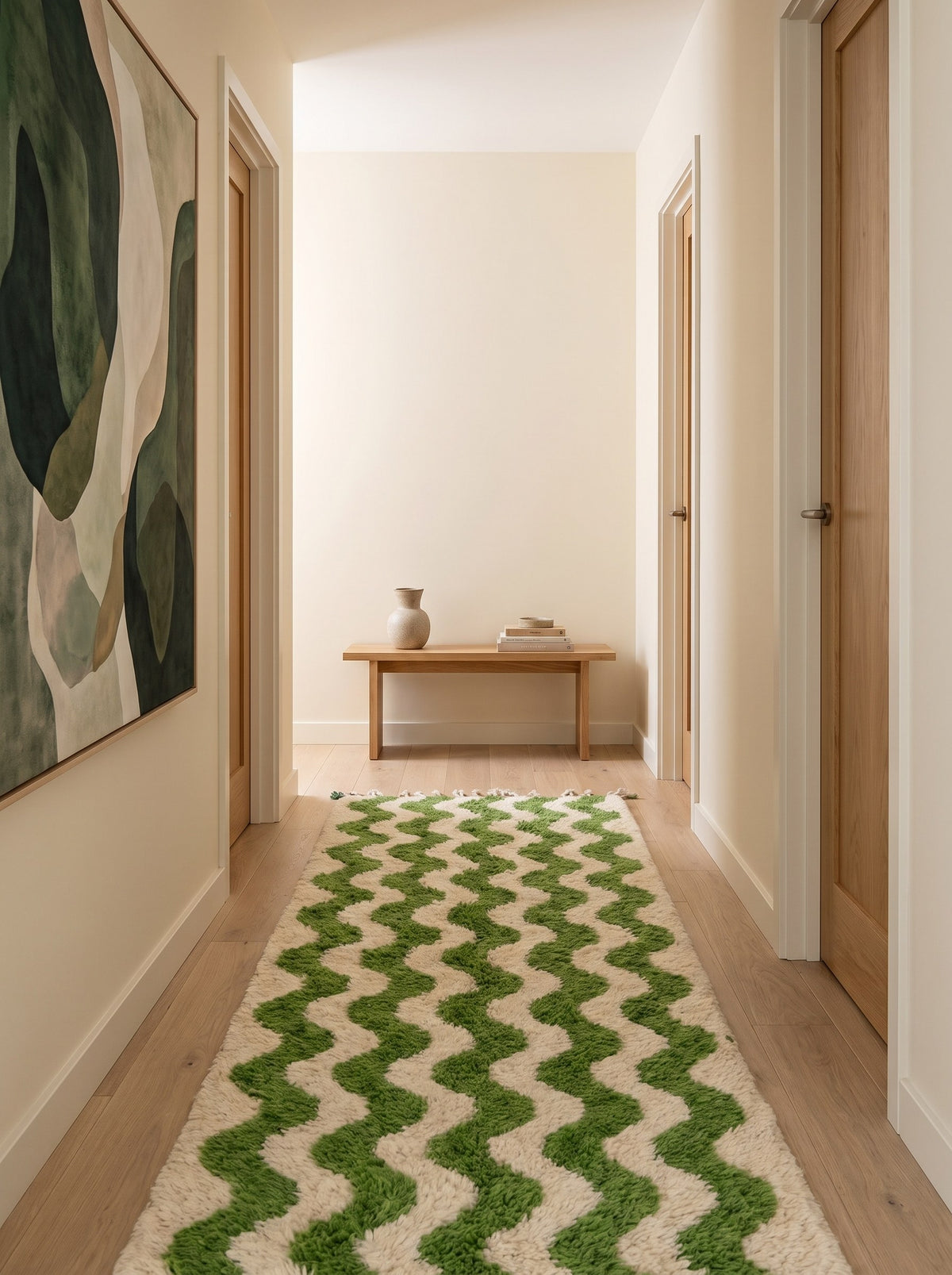 Tapis de couloir berbère graphique vert et blanc Ouzoud dans un autre couloir, noué main au Maroc