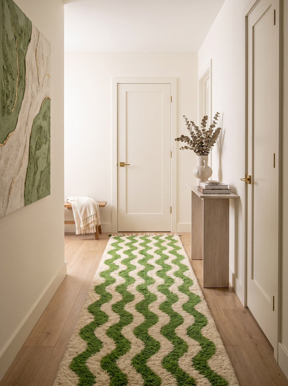 Tapis de couloir berbère graphique vert et blanc Ouzoud dans un troisième couloir, noué main au Maroc