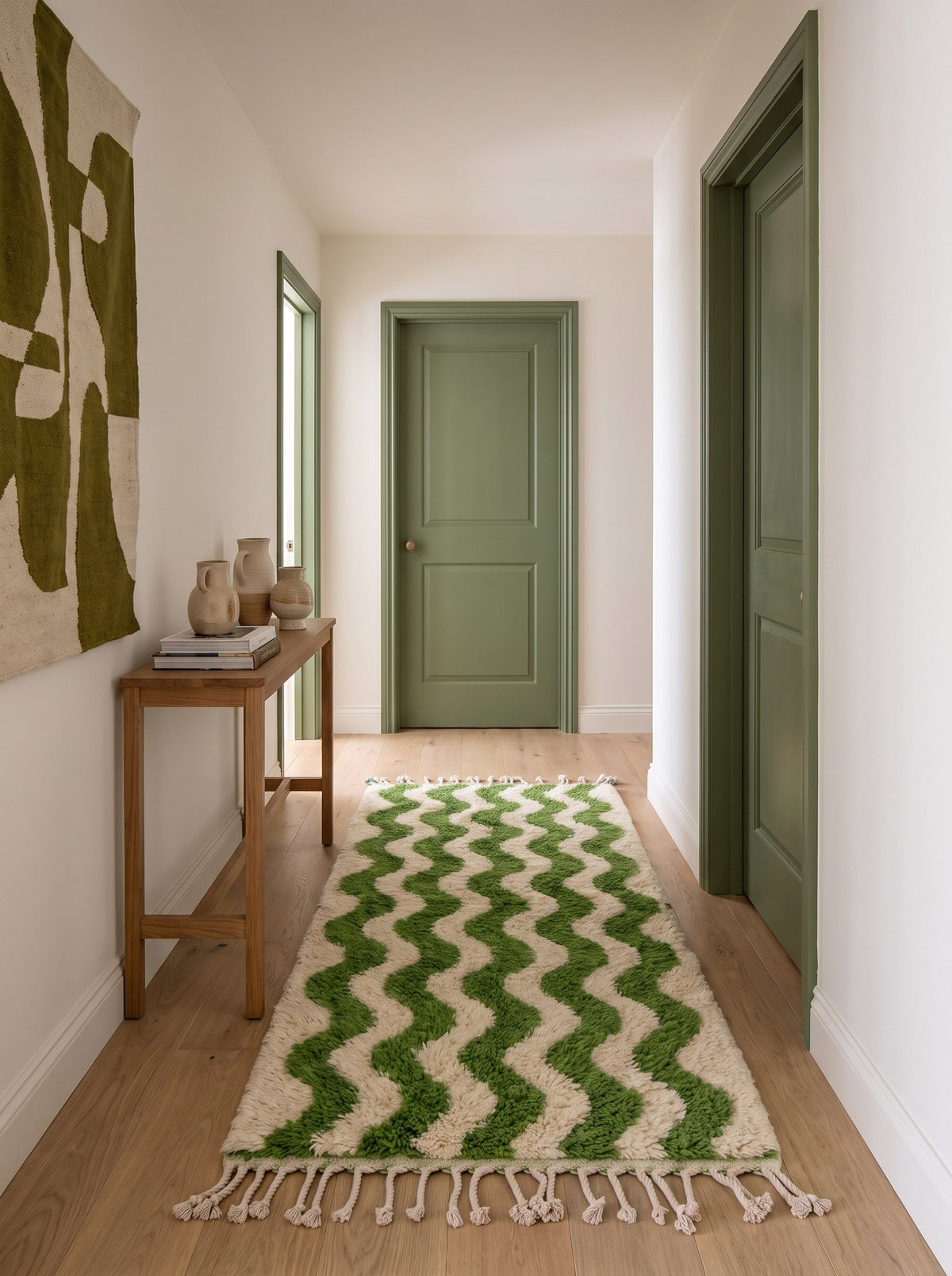 Tapis de couloir berbère graphique vert et blanc Ouzoud dans un couloir, noué main au Maroc