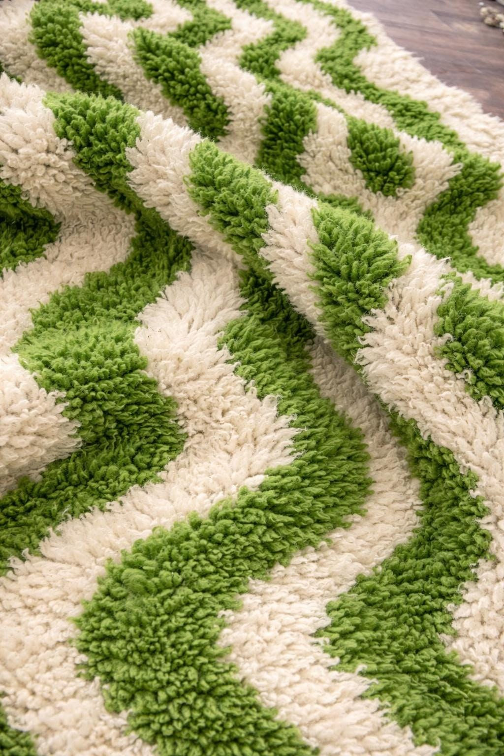 Gros plan sur la laine du tapis de couloir berbère Ouzoud, laine de mouton au poil long, verte et blanche