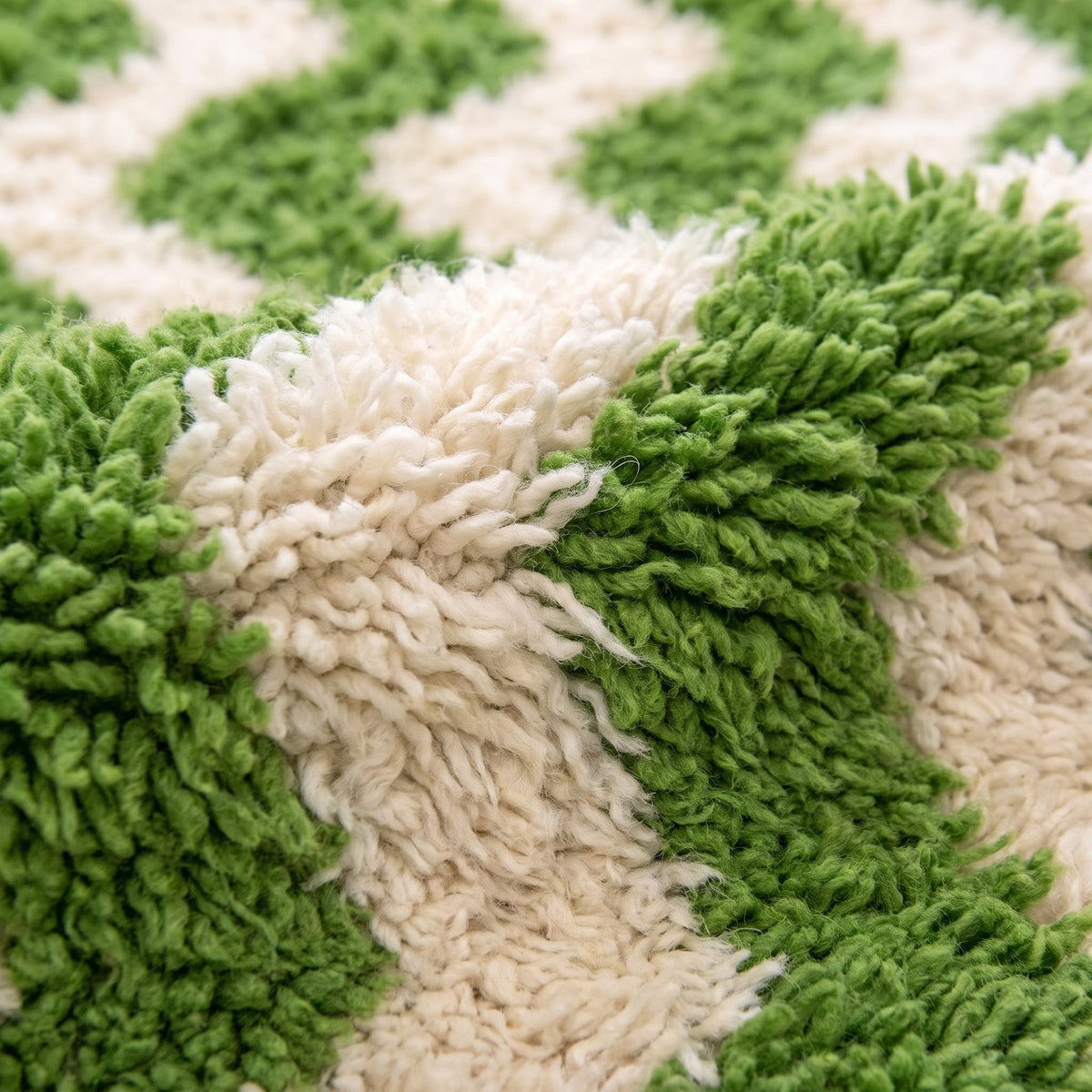 Gros plan sur un motif du tapis de couloir berbère Ouzoud, couloir poil long, fond écru, cinq vagues verticales