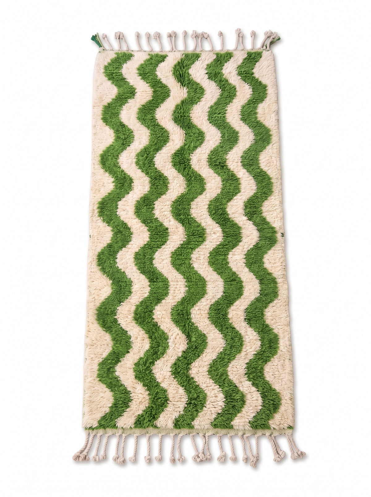 Tapis de couloir berbère graphique vert et blanc Ouzoud vu à plat, couloir poil long, fond écru, cinq vagues verticales vert vif