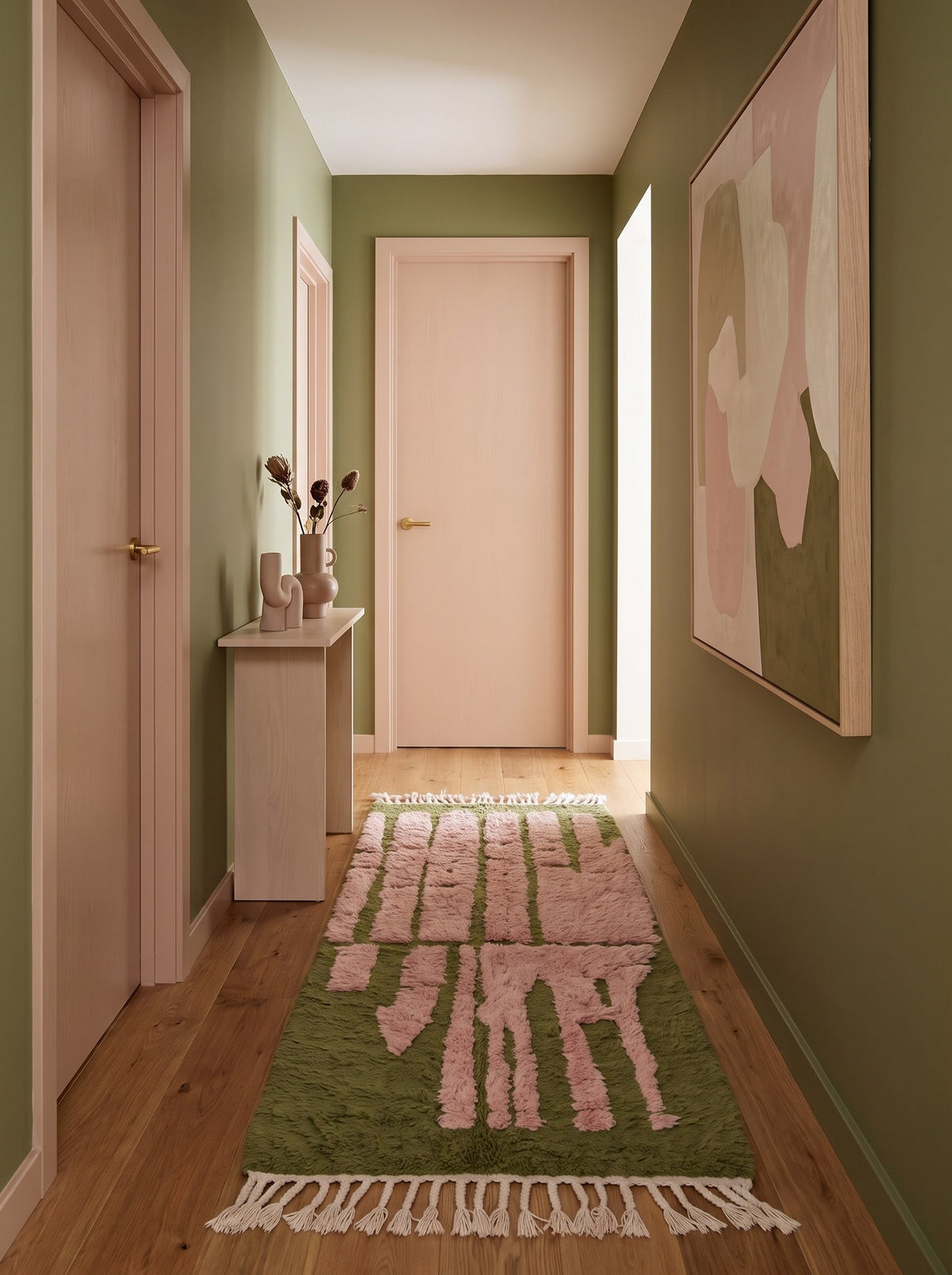 Tapis de couloir berbère graphique vert et rose Figuig dans un autre couloir, noué main au Maroc