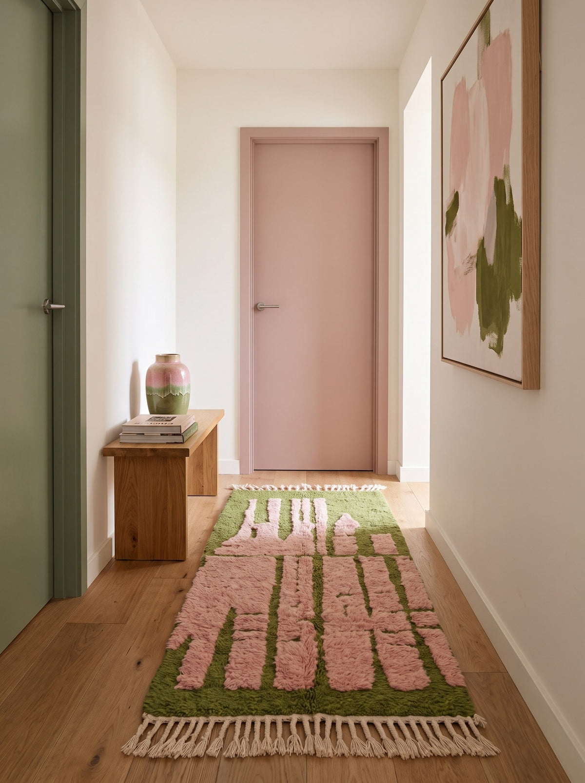 Tapis de couloir berbère graphique vert et rose Figuig dans un troisième couloir, noué main au Maroc