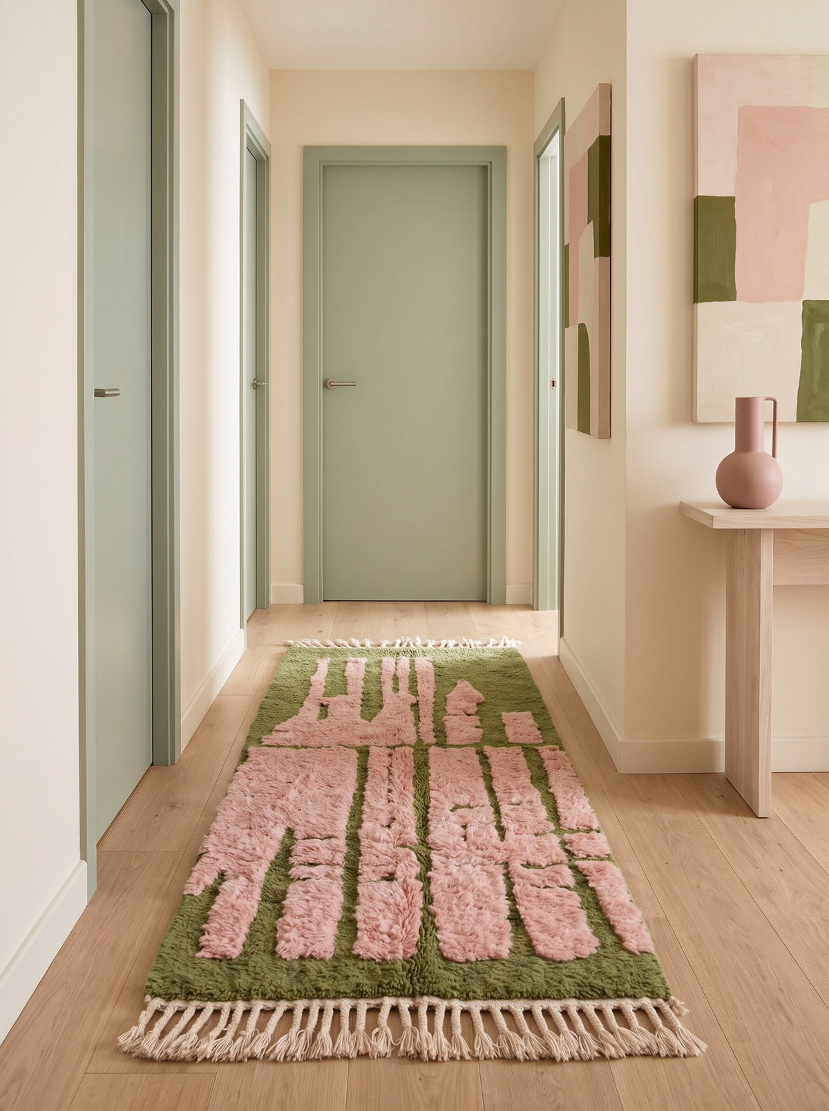 Tapis de couloir berbère graphique vert et rose Figuig dans un couloir, noué main au Maroc