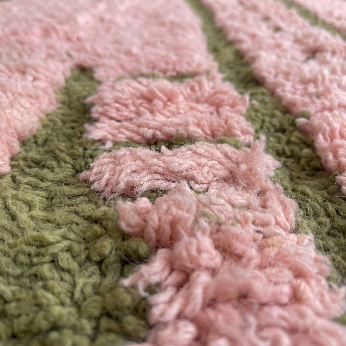 Gros plan sur un motif du tapis de couloir berbère Figuig, couloir vert olive à poil long
