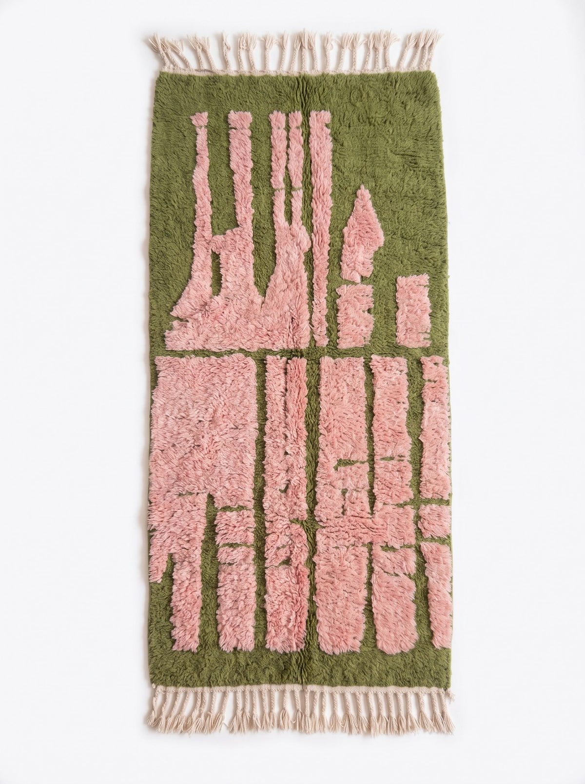 Tapis de couloir berbère graphique vert et rose Figuig vu à plat, couloir vert olive à poil long, franges écrues