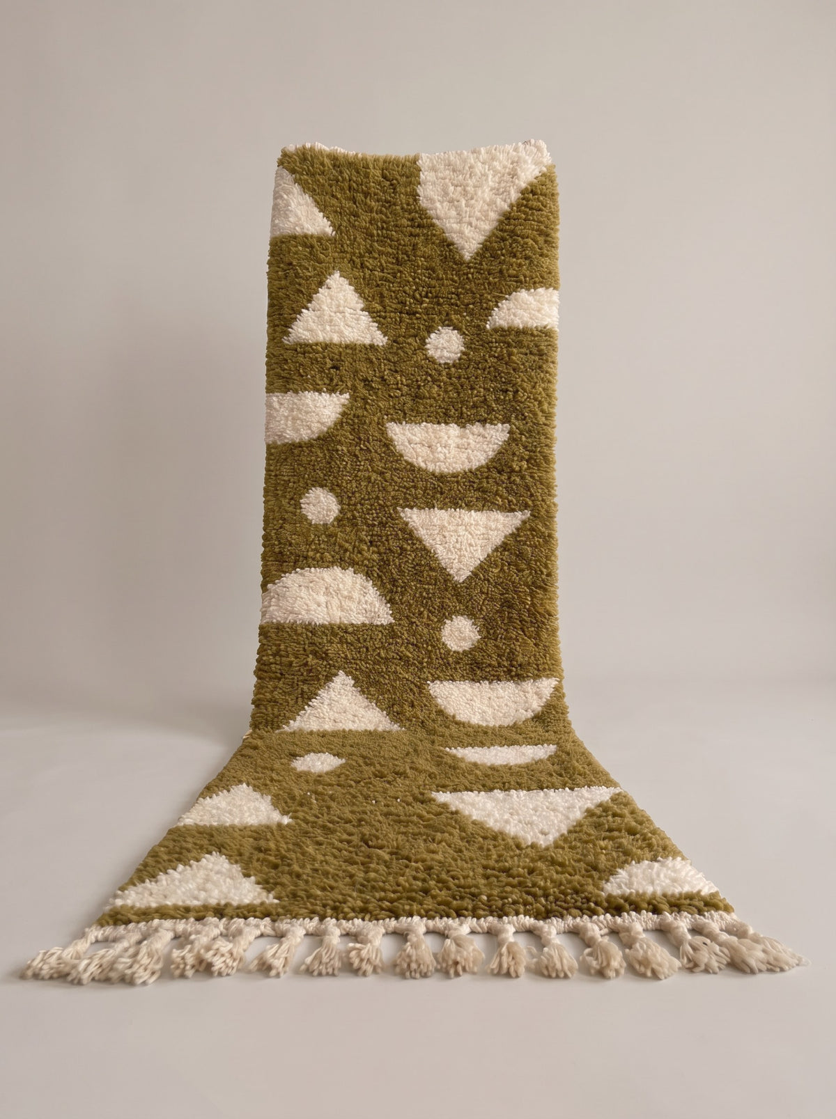 Tapis de couloir berbère graphique vert olive et blanc Azelt suspendu, pièce unique nouée main au Maroc