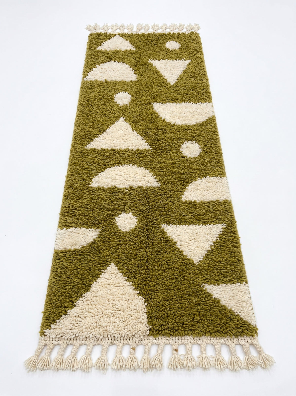 Tapis de couloir berbère graphique vert olive et blanc Azelt vu à plat, couloir vert olive à poil long semé de motifs écrus