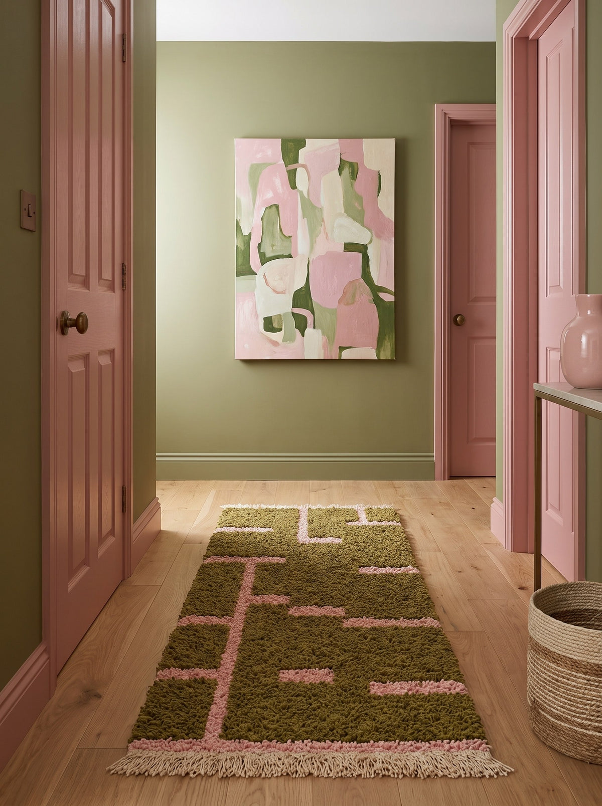 Tapis de couloir berbère graphique vert olive et rose Bougmez dans un troisième couloir, noué main au Maroc
