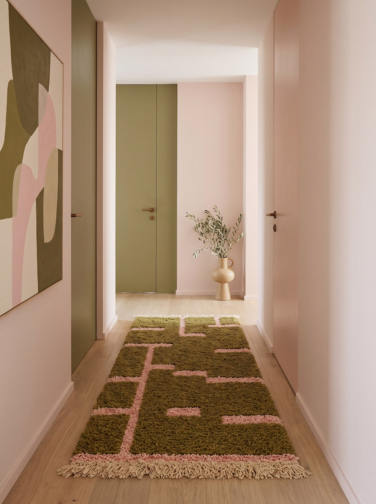 Tapis de couloir berbère graphique vert olive et rose Bougmez dans un couloir, noué main au Maroc