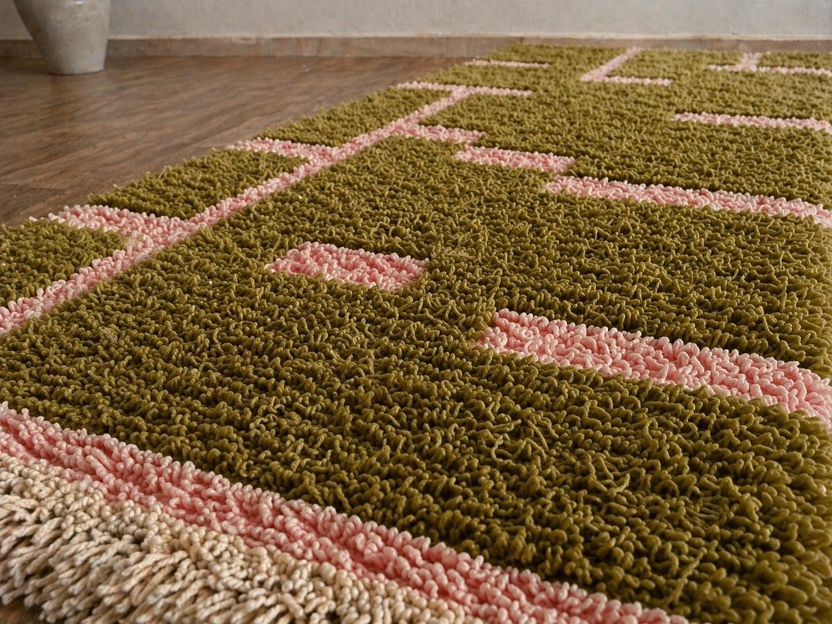Gros plan sur la laine du tapis de couloir berbère Bougmez, laine de mouton au poil moyen, vert olive et rose