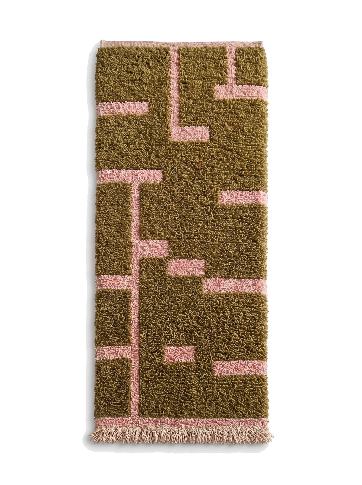 Tapis de couloir berbère graphique vert olive et rose Bougmez vu à plat, couloir vert olive à poil dense, franges écrues