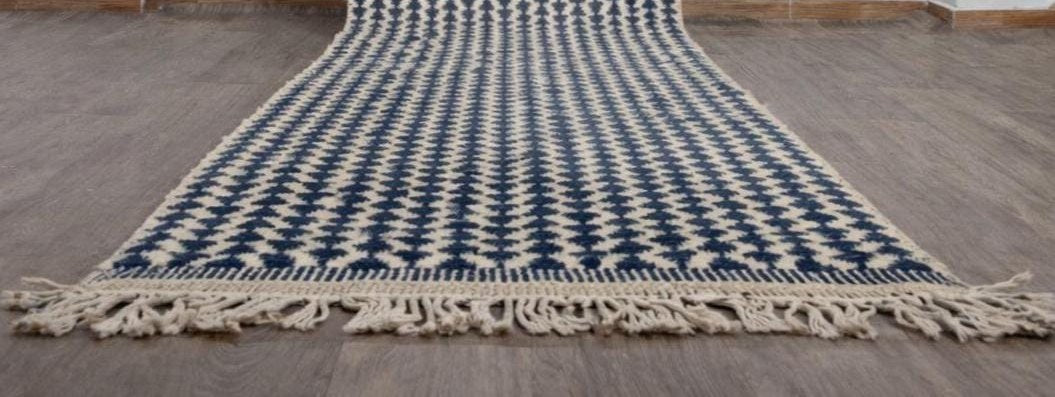 Tapis de couloir berbère kilim blanc et bleu Tamsoult posé au sol vu de côté, noué main au Maroc