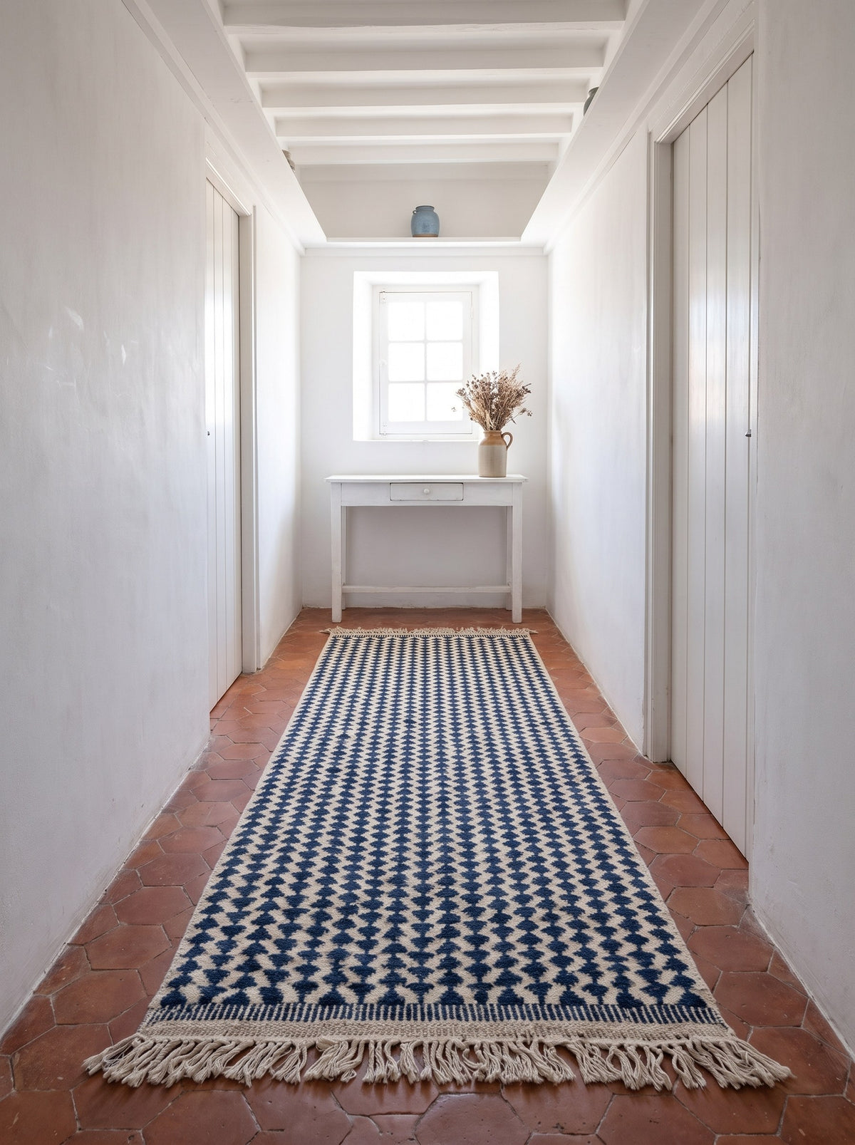 Tapis de couloir berbère kilim blanc et bleu Tamsoult dans un troisième couloir, noué main au Maroc