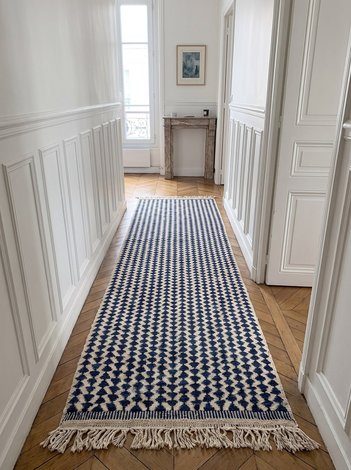 Tapis de couloir berbère kilim blanc et bleu Tamsoult dans un couloir, noué main au Maroc