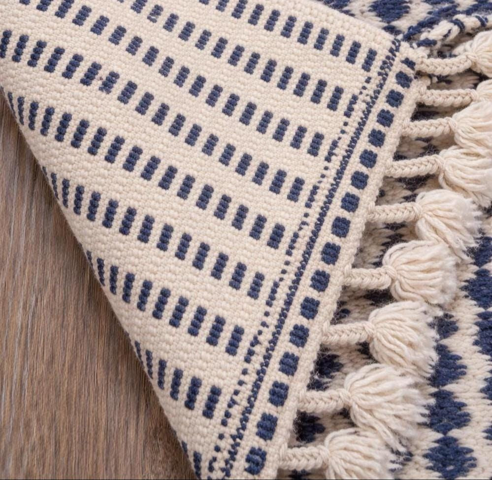 Gros plan sur le coin relevé du tapis de couloir berbère Tamsoult, tissage plat et dos du tapis de près