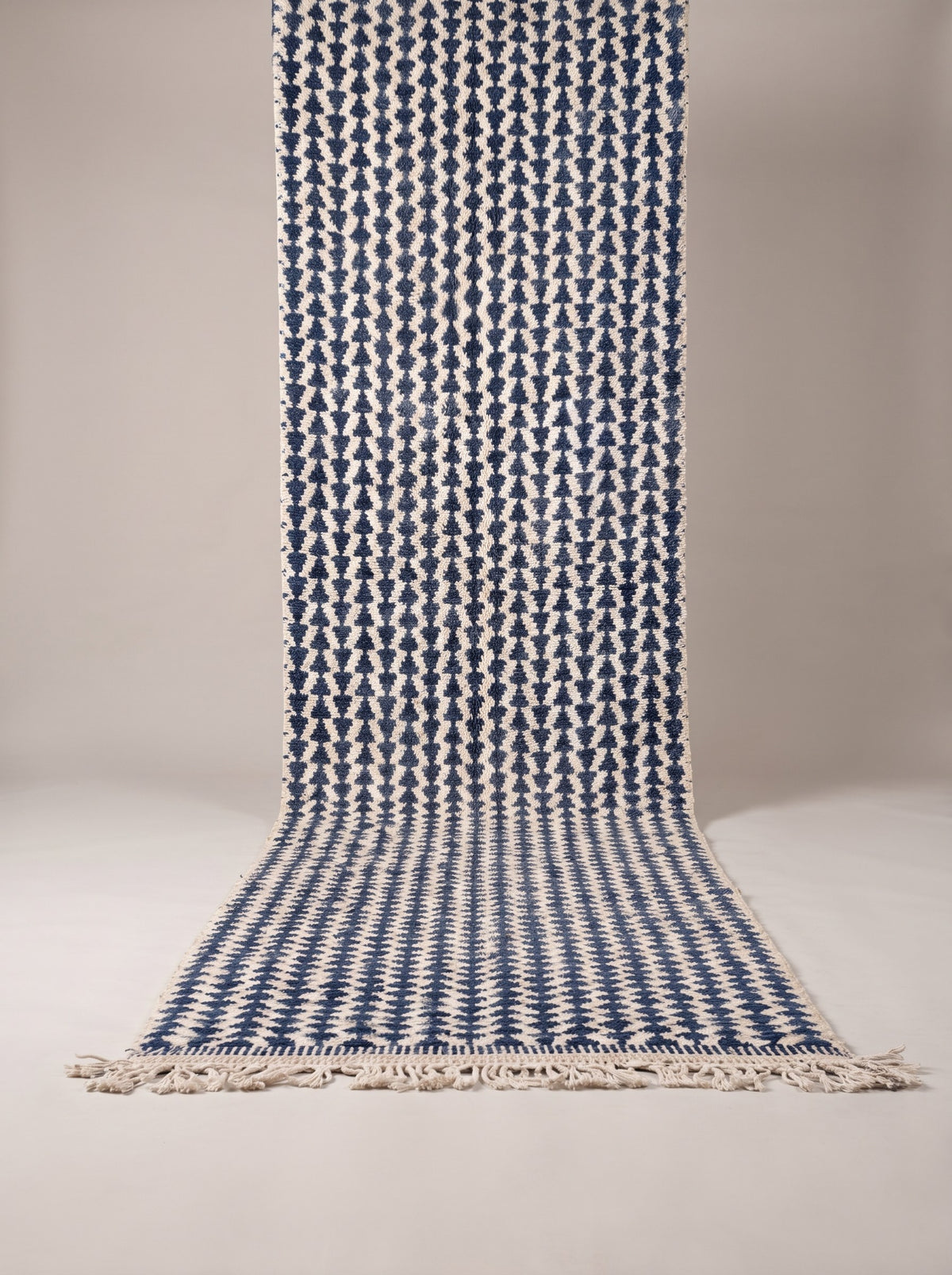 Tapis de couloir berbère kilim blanc et bleu Tamsoult suspendu, pièce unique nouée main au Maroc