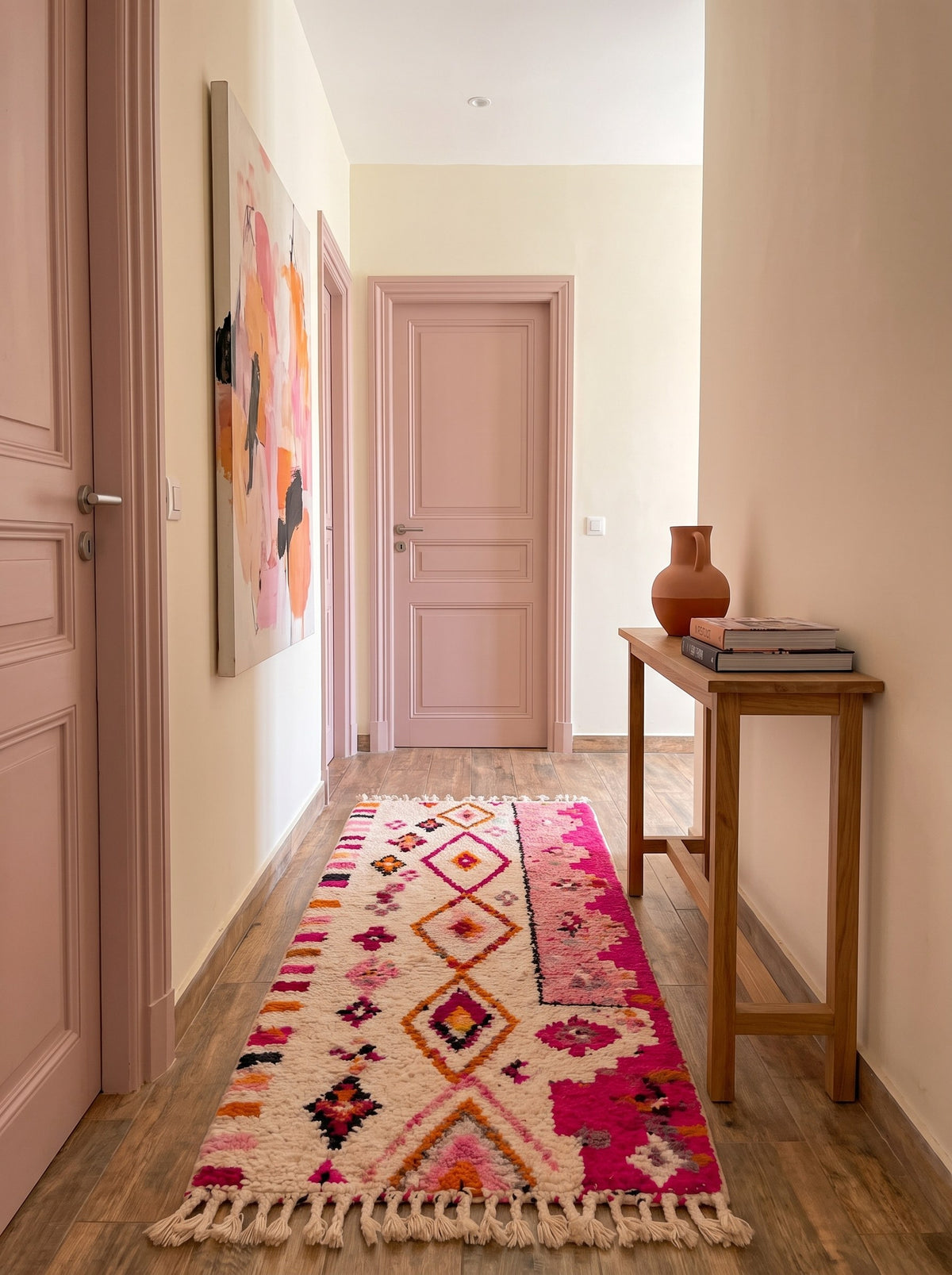 Tapis de couloir berbère style Azilal blanc et rose Amrawen dans un couloir, noué main au Maroc