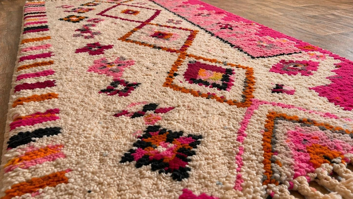 Gros plan sur la laine du tapis de couloir berbère Amrawen, poil blanc et rose noué à la main