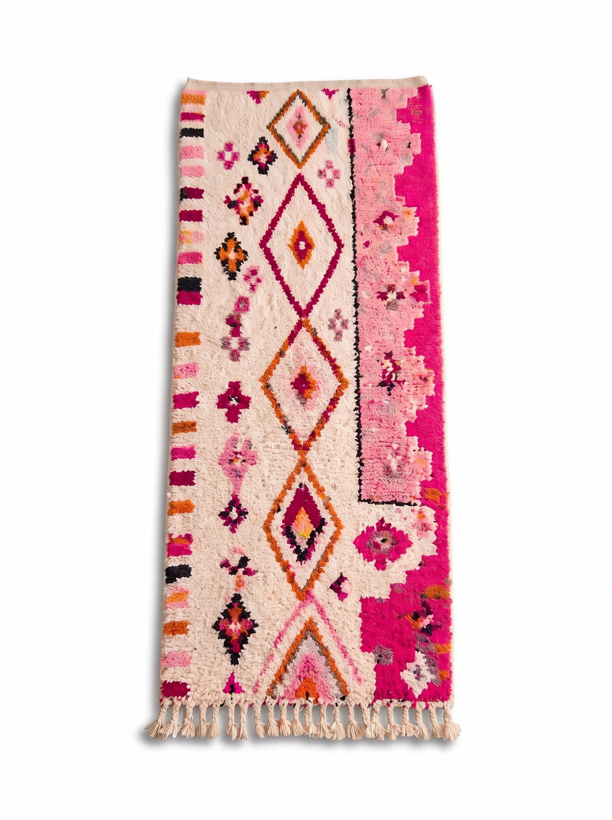 Tapis de couloir berbère style Azilal blanc et rose Amrawen vu à plat, couloir poil moyen, champ ivoire, colonne