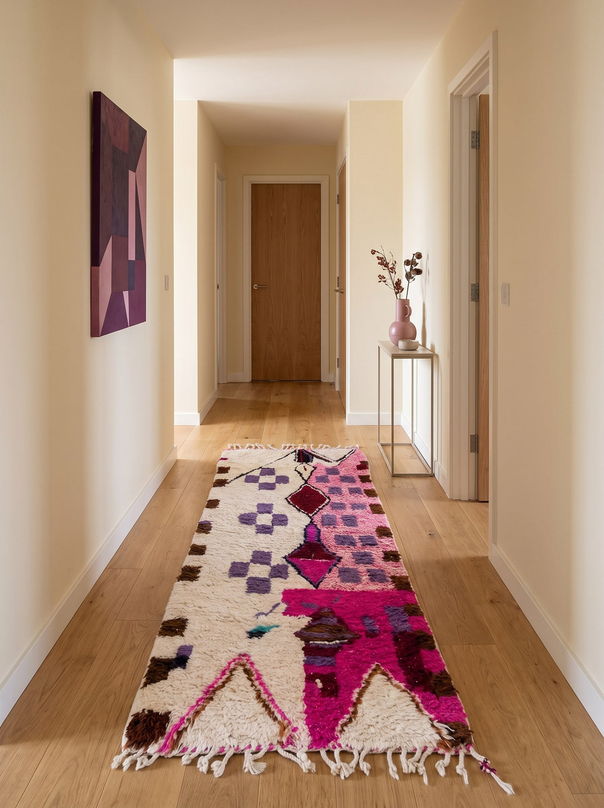 Tapis de couloir berbère style Azilal blanc et rose Zoumi dans un autre couloir, noué main au Maroc