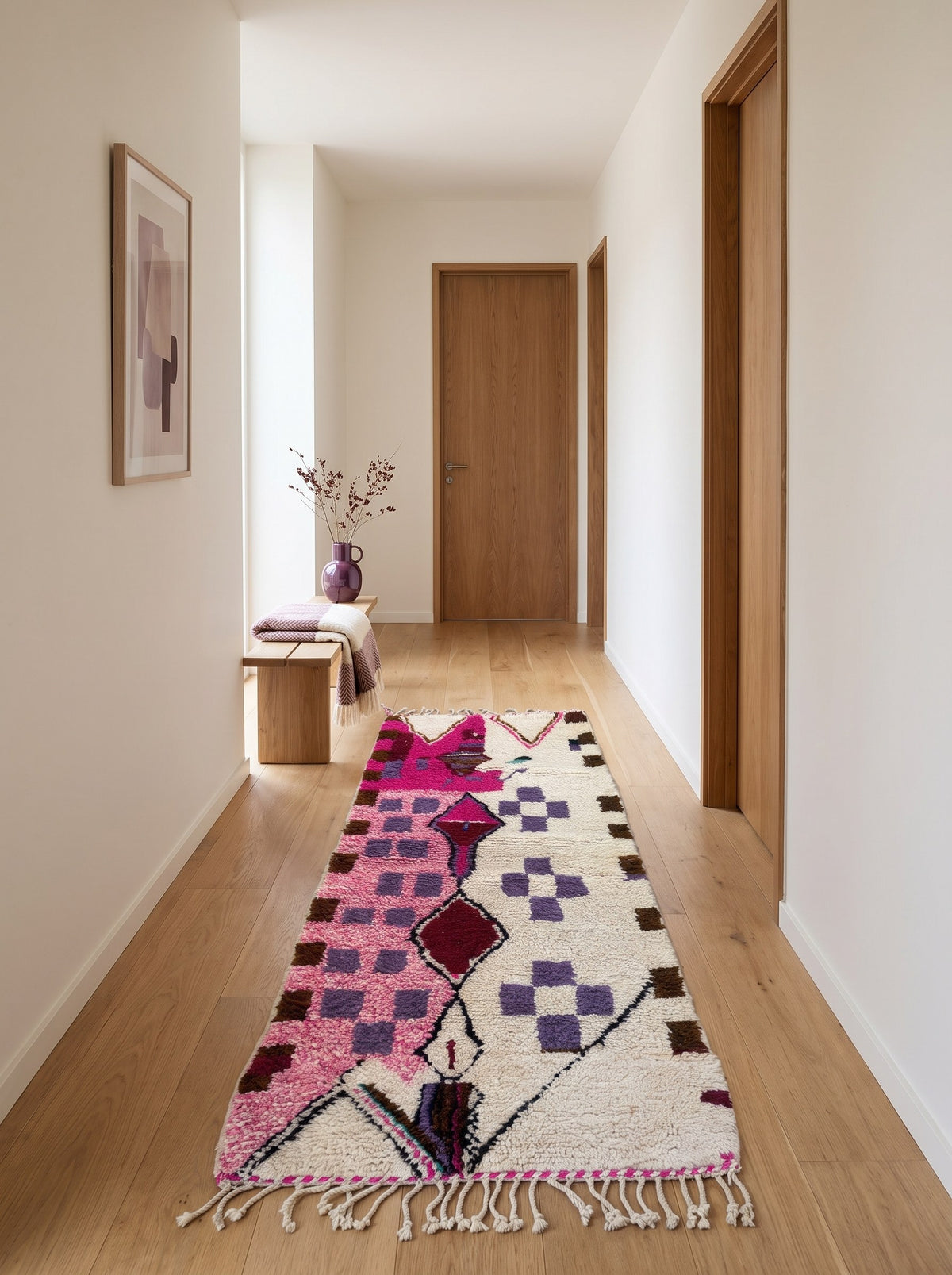 Tapis de couloir berbère style Azilal blanc et rose Zoumi dans un troisième couloir, noué main au Maroc