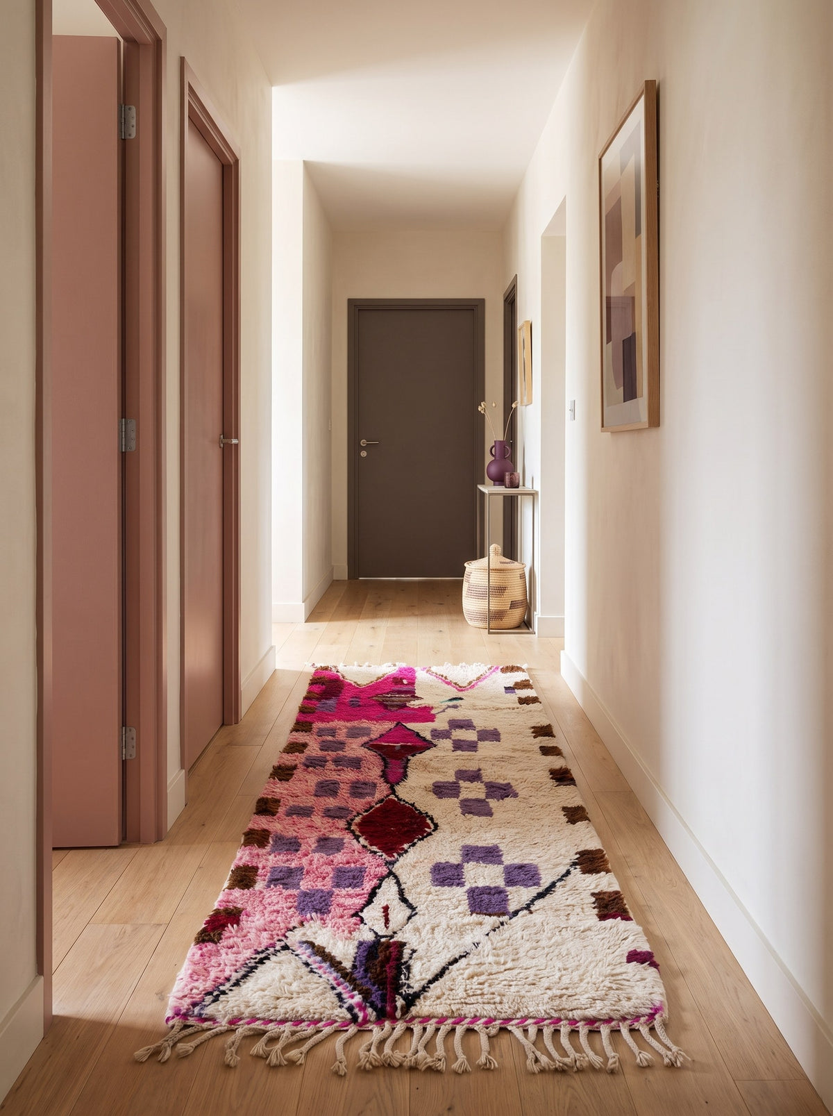 Tapis de couloir berbère style Azilal blanc et rose Zoumi dans un couloir, noué main au Maroc