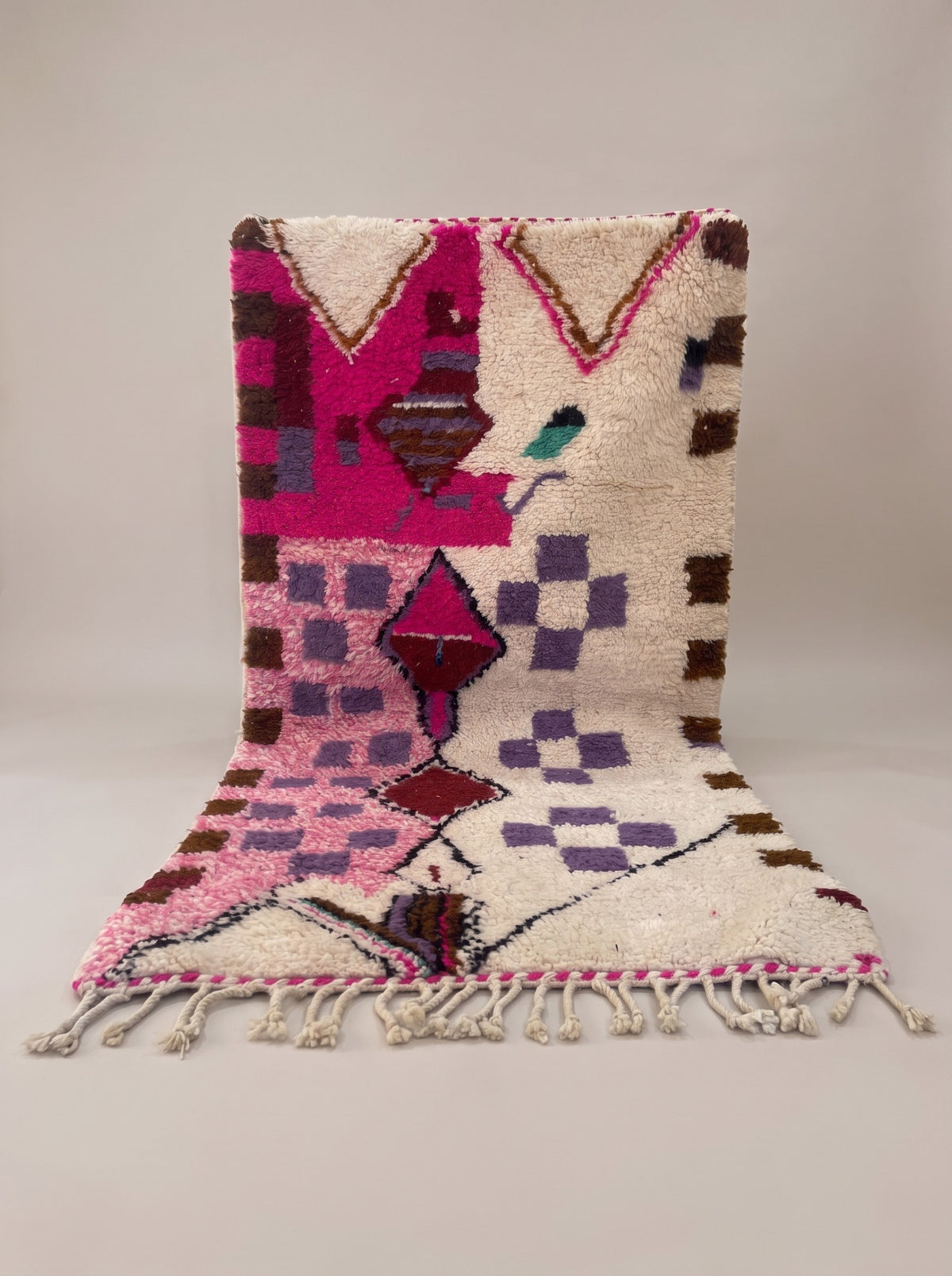Tapis de couloir berbère style Azilal blanc et rose Zoumi suspendu, pièce unique nouée main au Maroc