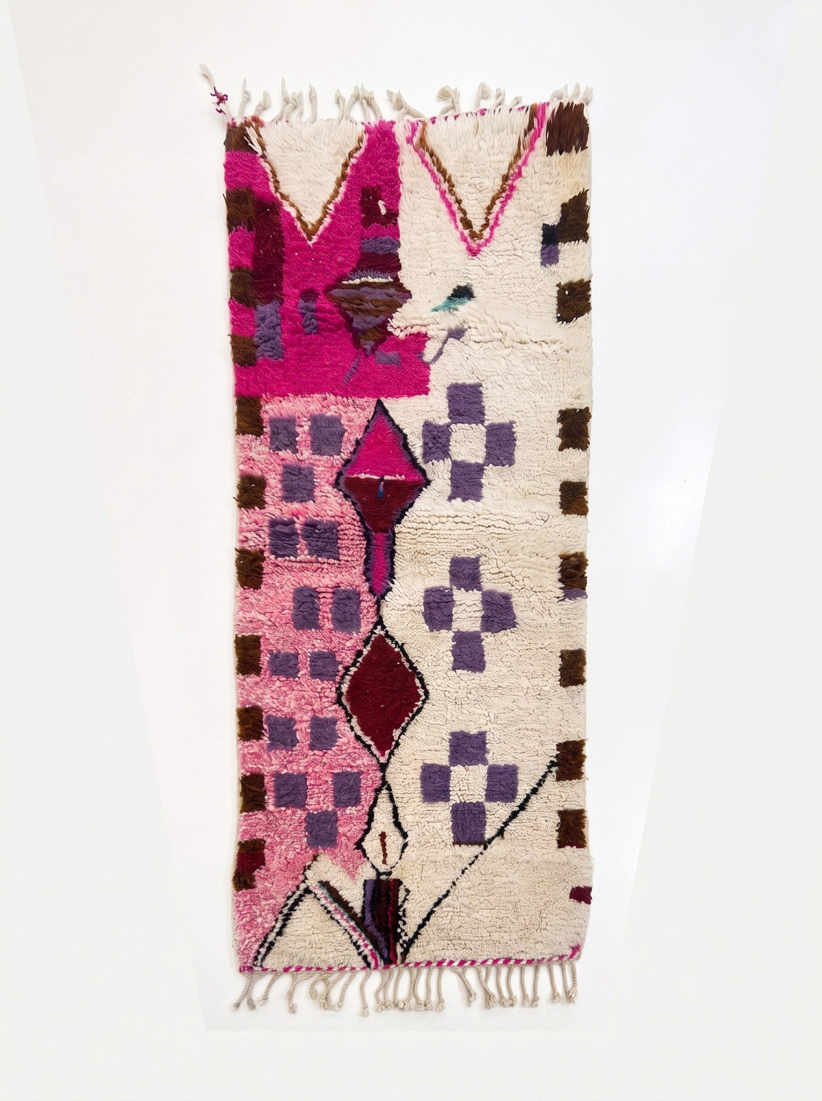 Tapis de couloir berbère style Azilal blanc et rose Zoumi vu à plat, couloir poil long, moitié gauche rose à damier violet